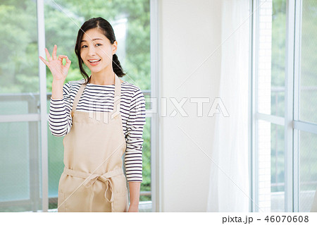 オッケーサインをする主婦 オッケーサインをする主婦 46070608