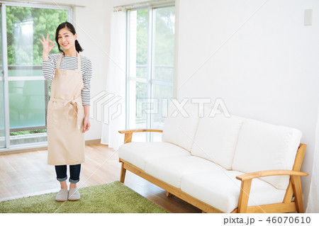 オッケーサインをする主婦 46070610