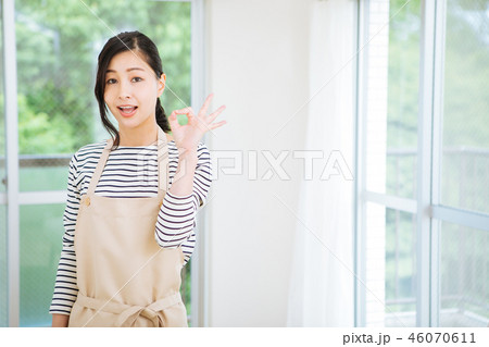 オッケーサインをする主婦 オッケーサインをする主婦 46070611