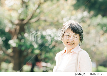 笑顔のシニア女性　公園 46070872