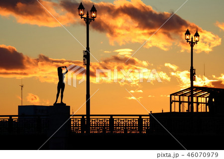 晩秋の幣舞橋と夕日 46070979