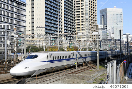 日本の東京都市景観 新幹線や田町駅ホームなどを望む 日本の東京都市景観 新幹線や田町駅ホームなどを望む 46071005
