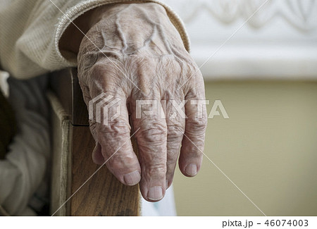 Closeup wrinkled hand Closeup wrinkled hand 46074003