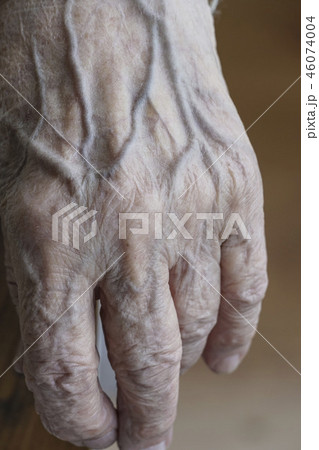 Closeup wrinkled hand Closeup wrinkled hand 46074004
