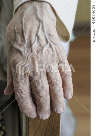 Closeup wrinkled hand 46074005