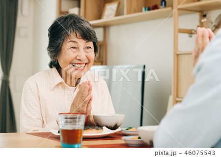 いただきます　朝食を食べるシニア夫婦 46075543