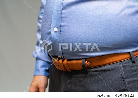 肥満男性の腹部 46076323