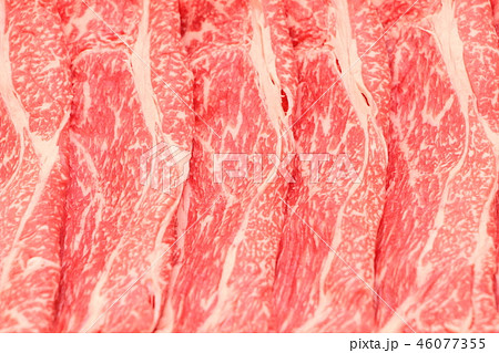 牛肉のアップ。(国産牛・肩ロース・薄切り) 46077355