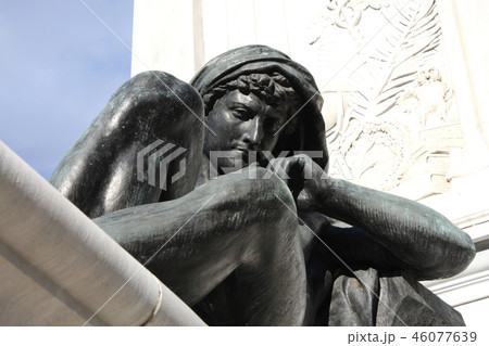 Monument to Cavour on the square 46077639