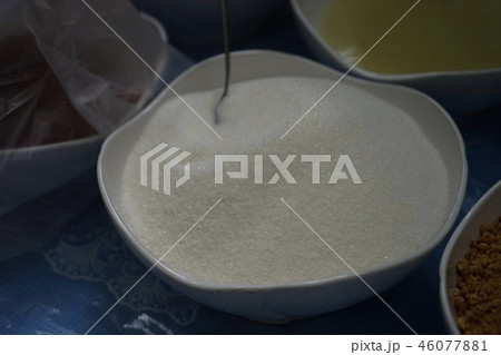 Sugar is a mixture of food. 46077881
