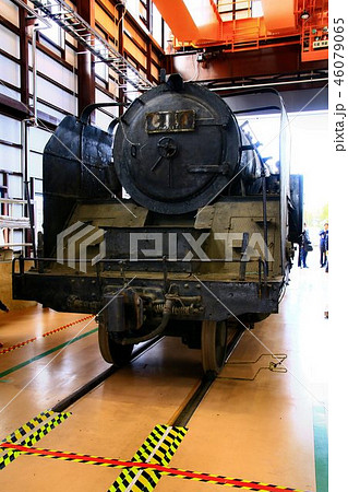 検修庫で整備を受ける蒸気機関車・C11 検修庫で整備を受ける蒸気機関車・C11 46079065