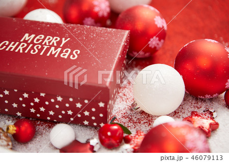 Red and white gift boxes on xmas background Red and white gift boxes on xmas background 46079113