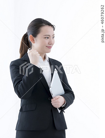 タブレットを抱えてガッツポーズをするビジネスウーマン 46079262