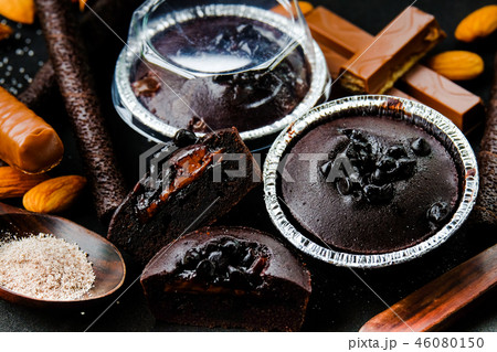 Muffin dark chocolate lava with chocolate chip. 46080150