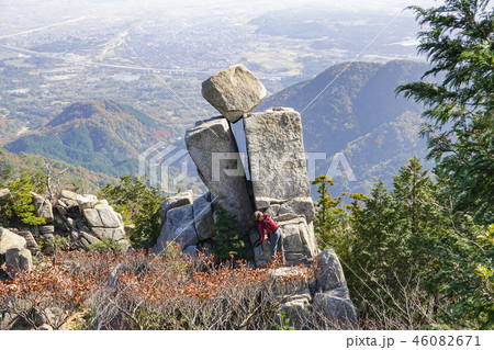 地蔵岩と女性ハイカー 46082671