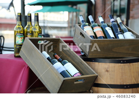 レストランの入り口にあった空のワインボトル 46083240