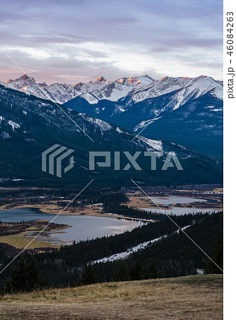 Mount Rundle and Vermilion Lakes in Banff  46084263