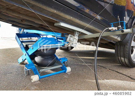 Car lifted by pneumatic jack Car lifted by pneumatic jack 46085902