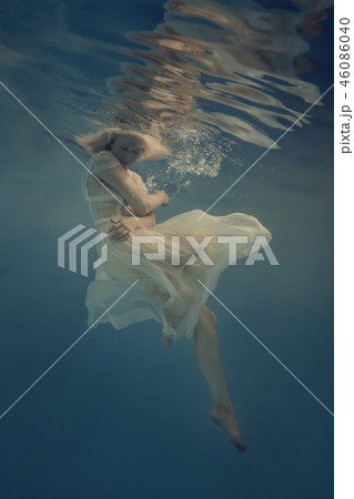 Woman in a white dress under water Woman in a white dress under water 46086040