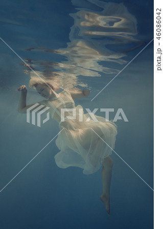 Woman in a white dress under water 46086042