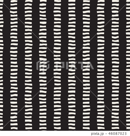 Hand drawn lines seamless pattern. Abstract geometric tiling background. Freehand black and white 46087023