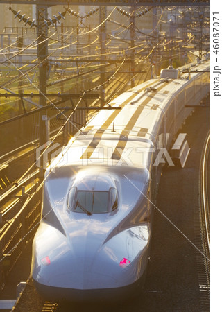 夕暮れの中を走る新幹線 夕暮れの中を走る新幹線 46087071