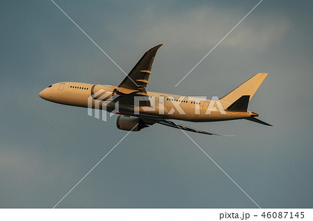 ボーイング777-200 夕暮れの離陸 46087145