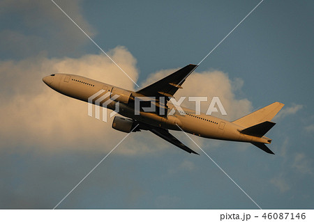 ボーイング787-8 夕暮れの離陸 46087146