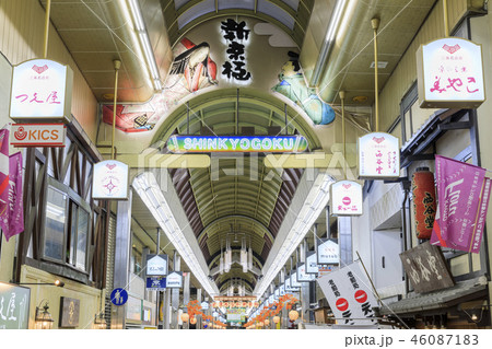 京都・夜の新京極商店街 46087183