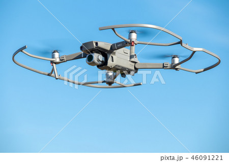 プロペラガードを着けて飛行するドローン　MAVIC2 Pro　 46091221