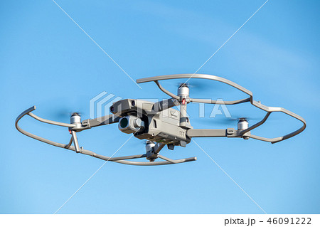 プロペラガードを着けて飛行するドローン　MAVIC2 Pro　 46091222