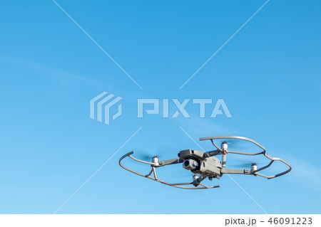 プロペラガードを着けて飛行するドローン MAVIC2 Pro プロペラガードを着けて飛行するドローン MAVIC2 Pro 46091223