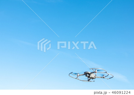 プロペラガードを着けて飛行するドローン MAVIC2 Pro プロペラガードを着けて飛行するドローン MAVIC2 Pro 46091224