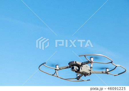 プロペラガードを着けて飛行するドローン MAVIC2 Pro プロペラガードを着けて飛行するドローン MAVIC2 Pro 46091225