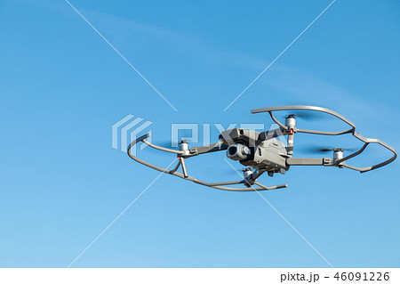 プロペラガードを着けて飛行するドローン　MAVIC2 Pro　 46091226