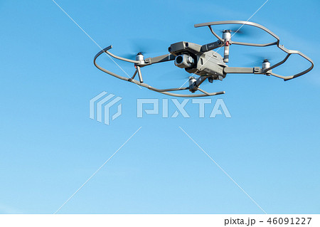 プロペラガードを着けて飛行するドローン　MAVIC2 Pro　 46091227