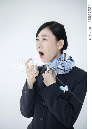 喉スプレーをするCA キャビンアテンダント 喉スプレーをするCA キャビンアテンダント 46091524