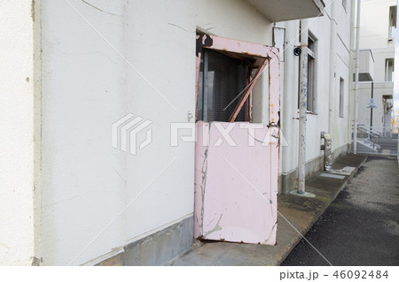 震災遺構 荒浜小学校 津波で破壊されたドアの写真素材