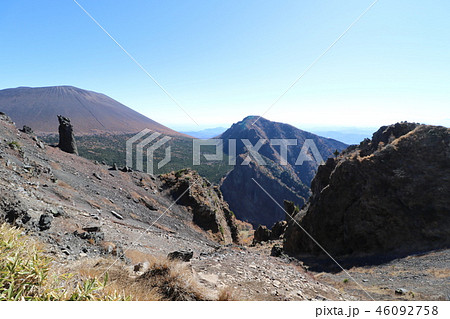 秋の紅葉の季節の浅間山 秋の紅葉の季節の浅間山 46092758