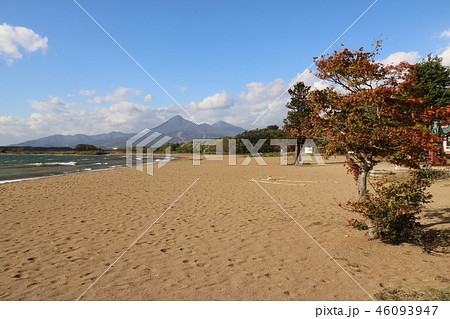 秋の志田浜からの磐梯山と猪苗代湖 46093947