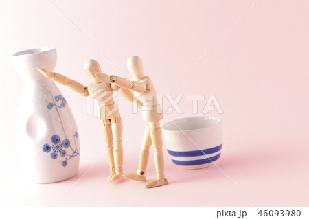 酔っ払いが大騒ぎ 46093980