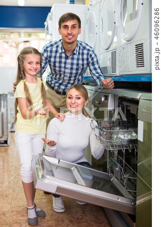 Family selecting dishwasher in store. 46096286