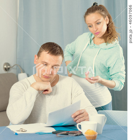 Husband and pregnant wife arguing at home 46097066