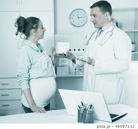 Doctor and pregnant visitor 46097132