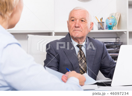 Male manager with client 46097234