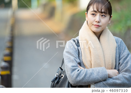 ビジネスウーマン 秋 コート OL ライフスタイルイメージ 46097310