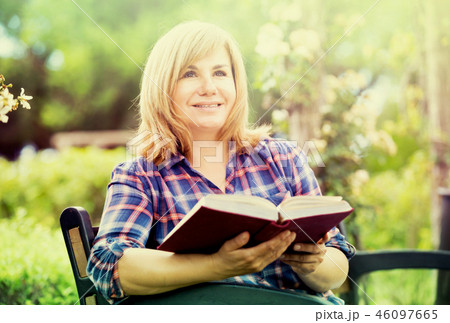 woman book outdoors 46097665