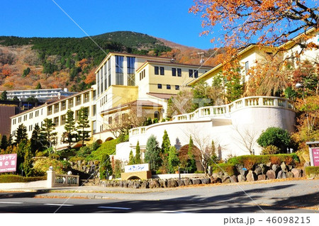 箱根の町並み　箱根小涌園ユネッサン付近と紅葉の山並み 46098215