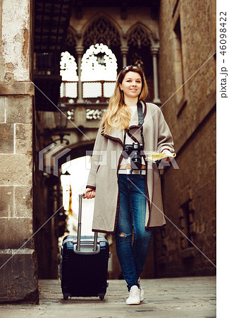 Traveling woman walking in the city 46098422