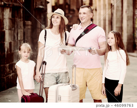 Family of tourists with map Family of tourists with map 46099763